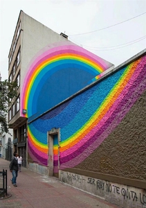 街头彩虹色墙绘